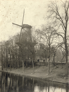 40513 Gezicht op de molen De Meiboom (links) en Rijn en Zon op het Paardenveld te Utrecht.